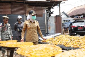 Sidak Rumah Produksi Pembuatan Kerupuk Jangek, Wawako Palembang Tak Temukan Zat Berbahaya