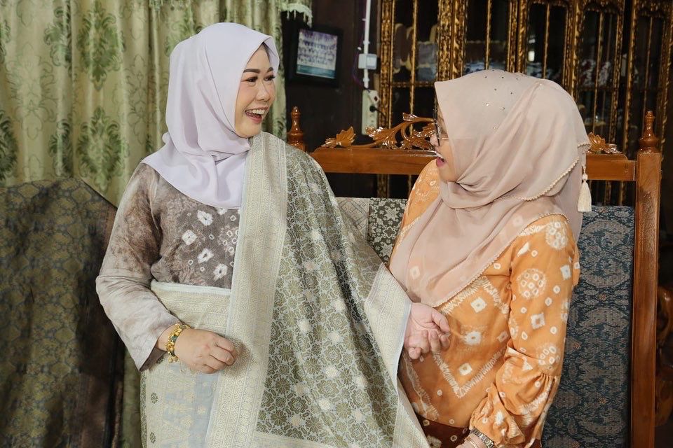 Feby Deru Ingatkan Pengrajin Kain Khas Sumsel Untuk Memanfaatkan Pewarnaan Alami