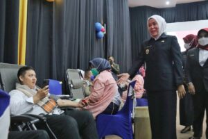 Maknai Hari Pahlawan PMI Palembang Gelar Donor Darah Di Bank Mandiri