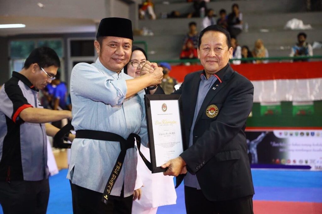 Ketum PB TI Pusat Anugrahi Herman Deru Sabuk Kehormatan DAN 4 Taekwondo
