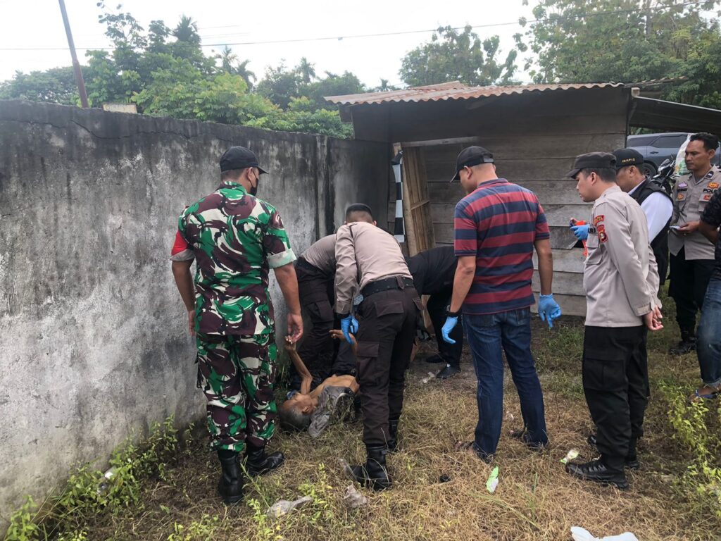 Seorang Kakek Tanpa Identitas Ditemukan Meninggal Di Belakang Warung Kosong