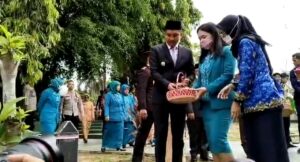 Peringati Hari Pahlawan, Bupati OI Dan Istri Ikuti Prosesi Tabur Bunga