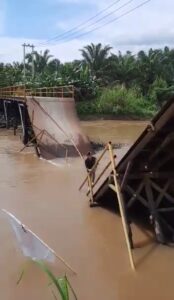 Jembatan Penghubung Desa Di Kecamatan Gandis Ogan Ilir Ambruk, Warga Kehilangan Akses Jalan