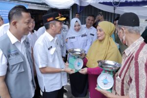 Bank Sumsel Babel Bagikan Ratusan Timbangan Di Pasar Tradisional Palembang