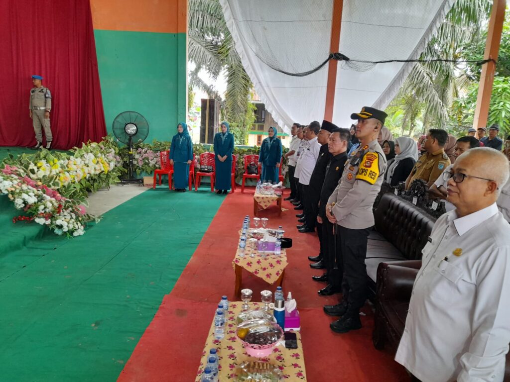 Sukses Pilkades Serentak, Kapolres OI Dampingi Bupati Saat Lantik Kades Terpilih