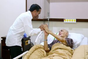 Presiden Jokowi Jenguk Try Sutrisno di RSPAD Gatot Soebroto