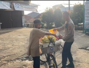 Polres Ogan Ilir Bagikan Sembako Kepada Warga Yang Membutuhkan
