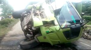 Minim Penerangan Dan Rambu Lalu Lintas, Satu Truk Fuso Tabrak Pembatas Jalan
