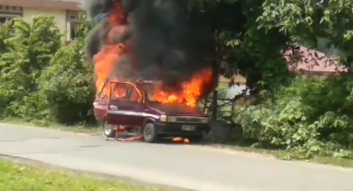 Satu Unit Kijang Terbakar di Depan Kantor Kecamatan Tanjung Batu Hebohkan Warga Sekitar