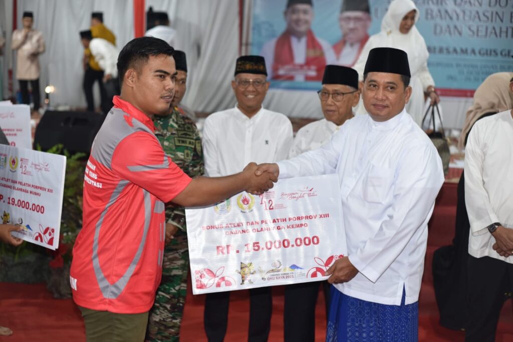 Bupati Berikan Bonus Atlet dan Official Berprestasi Pada Ajang Porprov OKU Raya