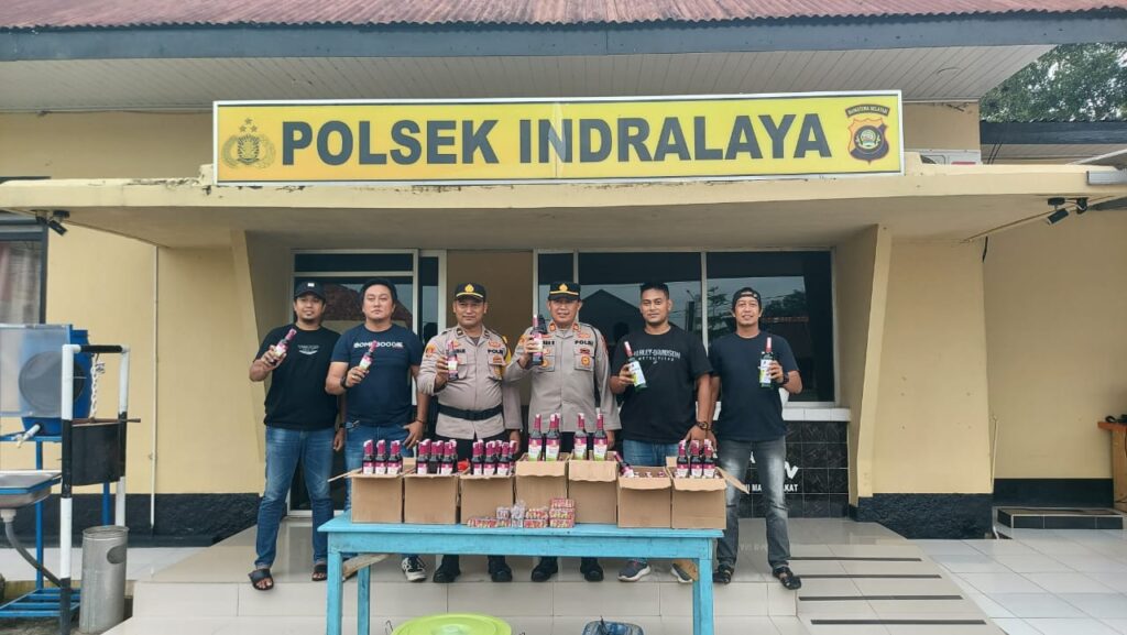 Malam Tahun Baru, Polsek Indralaya Sita Ratusan Botol Miras Dan Petasan