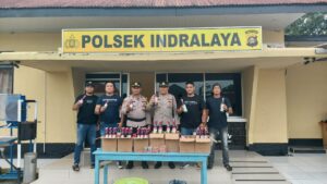Malam Tahun Baru, Polsek Indralaya Sita Ratusan Botol Miras Dan Petasan