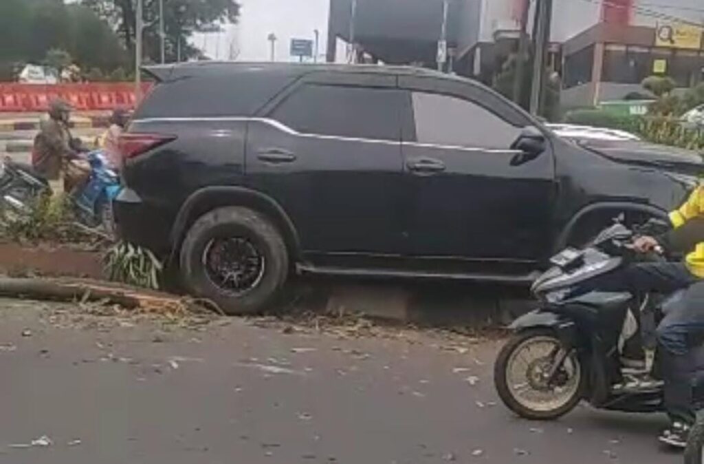 Diduga Mengantuk, Mobil Fortuner Tabrak Marka Jalan