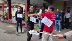 Rekonstruksi Pembunuhan Pedagang Nasi Di Palembang Diwarnai Aksi Protes Pihak Keluarga