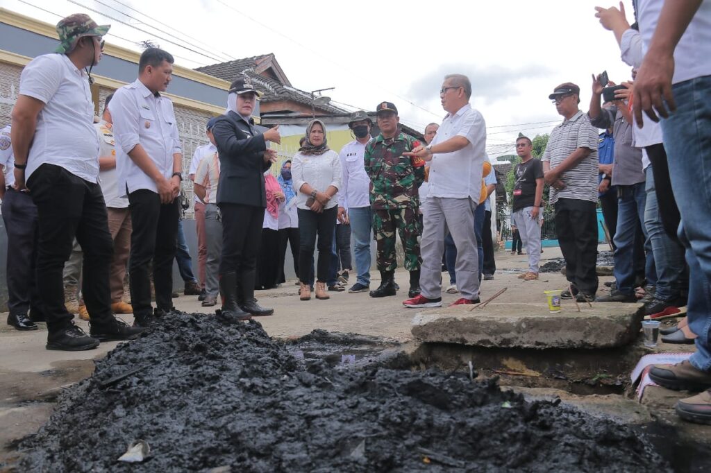 Terima Laporan Warga Tersumbatnya Saluran Air, Wawako Palembang Langsung Lakukan Tindakan