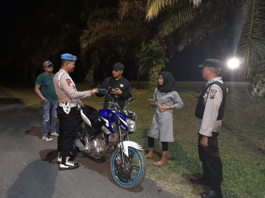 Jaga Keamanan Konser Rhoma irama, Polsek Indralaya Lakukan Pemeriksaan Terhadap Pengunjung