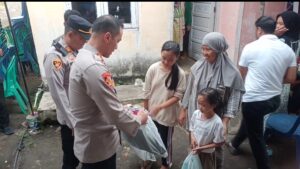 Anak Terduga Pelaku Pencurian Yang Tewas Saat Dibawa Polisi Terima Bantuan Perlengkapan Sekolah Dari Kapolres OI