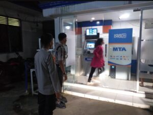 Laksanakan Keamanan, Anggota Polsek Tanjung Raja Pantau Nasabah Ambil Uang Di ATM