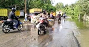 Debit Air Payau Naik, Warga Khawatir Akses Jalan Terputus