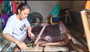 Pengrajin Songket Asal OI Keluhkan Tren Harga Songket Yang Terus Menurun