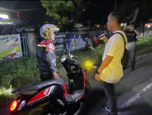 Gelar Razia, Anggota Polsek Tanjung Raja Tegur Para Pengendara Kendaraan Bermotor