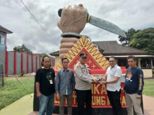 Polsek Tanjung Raja Terima Penyerahan Senpira Oleh Kades Sungai Pinang