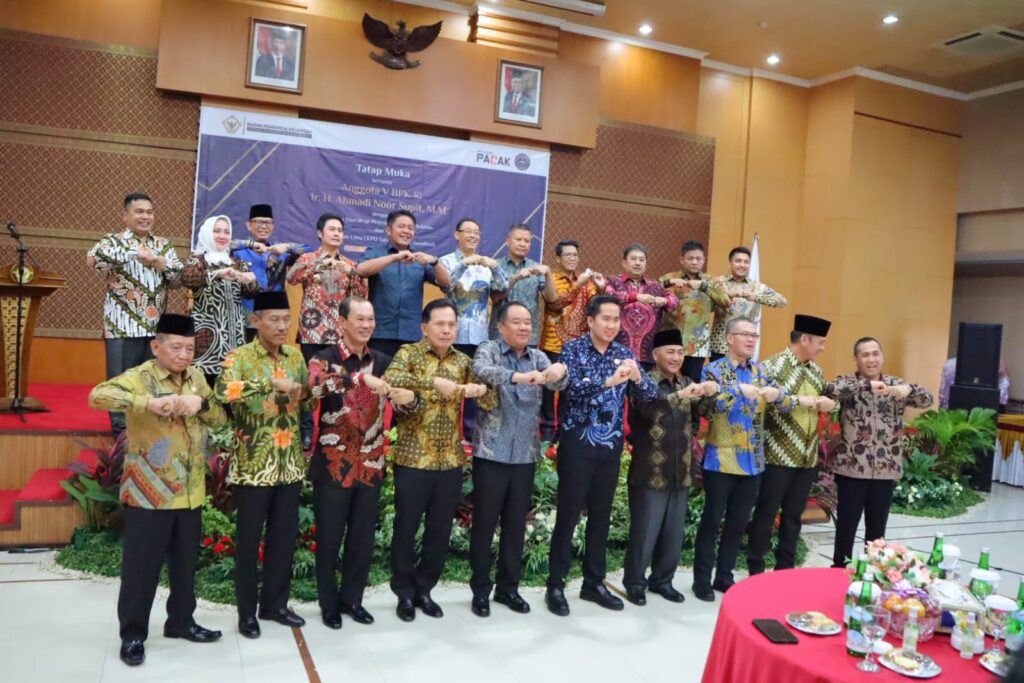 Angota BPK RI Serahkan Lima LKPD Tahun 2022 Kepada Kepala Daerah se-Provinsi Sumsel