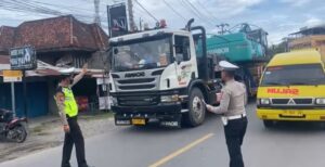 Polres Ogan Ilir Bagikan Ratusan Takjil Untuk Pengendara