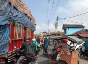 Warga Padati Pasar Jelang Ramadhan, Jalintim Sempat Tersendat