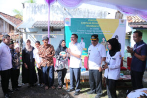 Ratu Dewa Serahkan Hasil Program Bedah Rumah Baznas Palembang Pada Jumiati