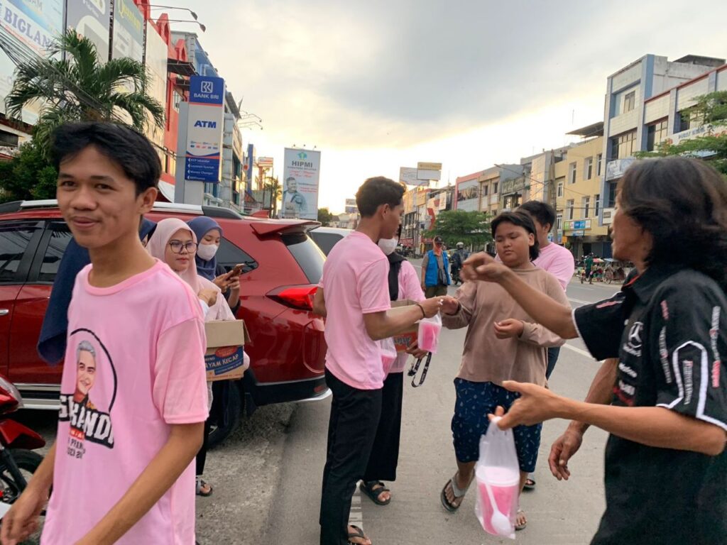 Srikandi Ganjar Sumsel Bagikan Takjil dan Kenalkan Sosok Ganjar ke Warga Muba