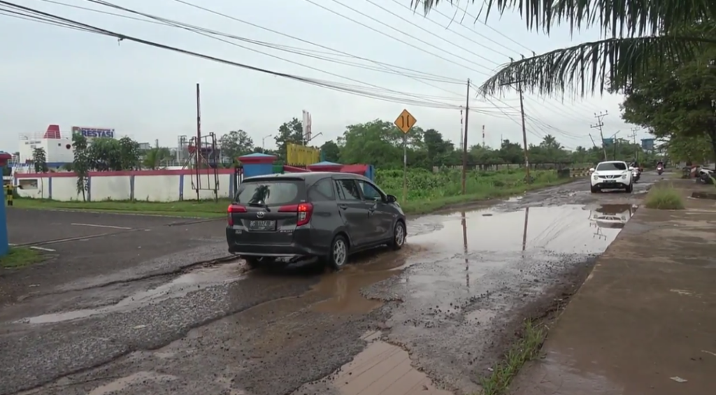 Jelang Lebaran Ruas Jalan Mariana Banyuasin Rusak