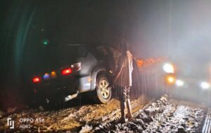 Mobil Warga Karawang Terjebak Di Jalan Berlumpur DI Musi Rawas