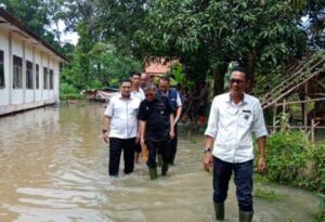 Wabup OI Tinjau Lokasi Banjir Di Desa Muara Kuang