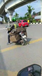 Terobos Lampu Merah, Ambulance Bawa Jenazah Terguling