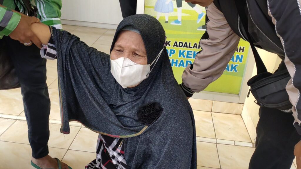 Polisi Tetapkan Rian Pria Viral Sumpah Pocong Sebagai Tersangka, Neti Menangis Bilang Cucunya Tak berulah