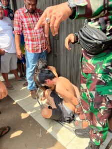 Terjatuh Usai Menjambret, Dua Pria Jadi Bulan Bulanan Warga