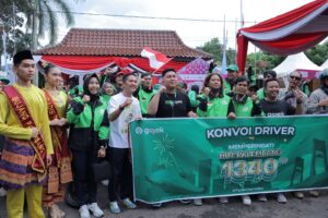 Puluhan Driver Gojek Keliling Kota Rayakan HUT Palembang