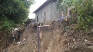Lahan Tergerus Arus Sungai, Rumah Warga Serijabo OI Nyaris Longsor