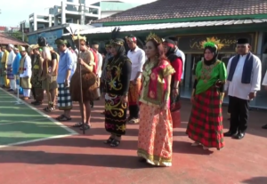 Petugas Lapas MataMerah Gunakan Pakaian Adat Peringati Hari Pancasila