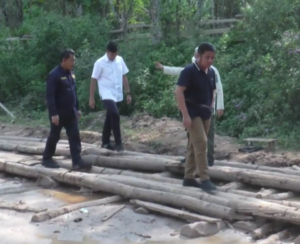 Herman Deru Tinjau Kerusakan Jalan Rusak Di Kecamatan Cengal