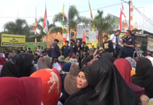 Warga Tegal Binangun Unjukrasa Soal Tapal Batas