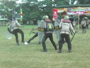 Adu Kekuatan Personil Dalmas Dan Jurnalis Di Lapangan Sepakbola