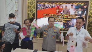 Jadi Bandar Narkoba, Ibu Dan Anak Perempuannya Ditangkap Polisi