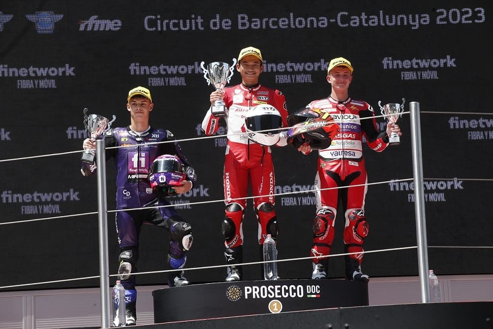 Fadillah Arbi Kibarkan Merah Putih dari Podium Tertinggi FIM JuniorGP Barcelona