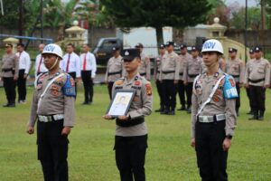 Polres Ogan Ilir Beri Penghargaan Dan Pecat Anggota Secara Bersamaan