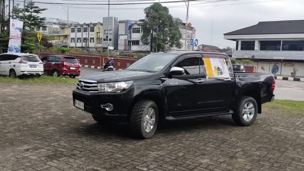 Ditinggal Sebentar Uki Kaget Mobilnya Jadi Sasaran Bandit Pecah Kaca