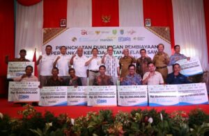 Ketua Dewan Komisioner OJK Temui Petani Sawit Di Sumsel