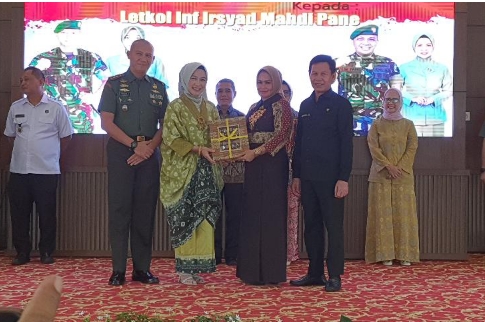 Ucapkan perpisahan Dengan Dandim 0402 Ketua DPRD OI Berikan Cindera Mata