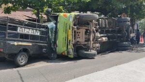 Lakalantas Truk Tangki Dengan Pick zup Bikin Jalan M Isa Palembang kemacetan Panjang